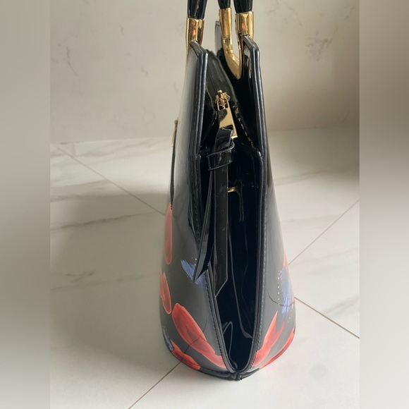 Woman’s Faux Patent Leather Poppy & Butterfly Print Black Tote Handbag - Picture 5 of 16